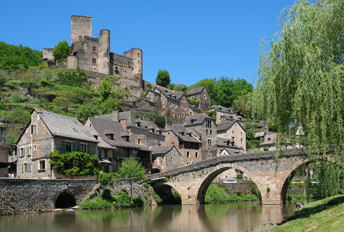 Village de Belcastel et château au bord de la rivière Aveyron