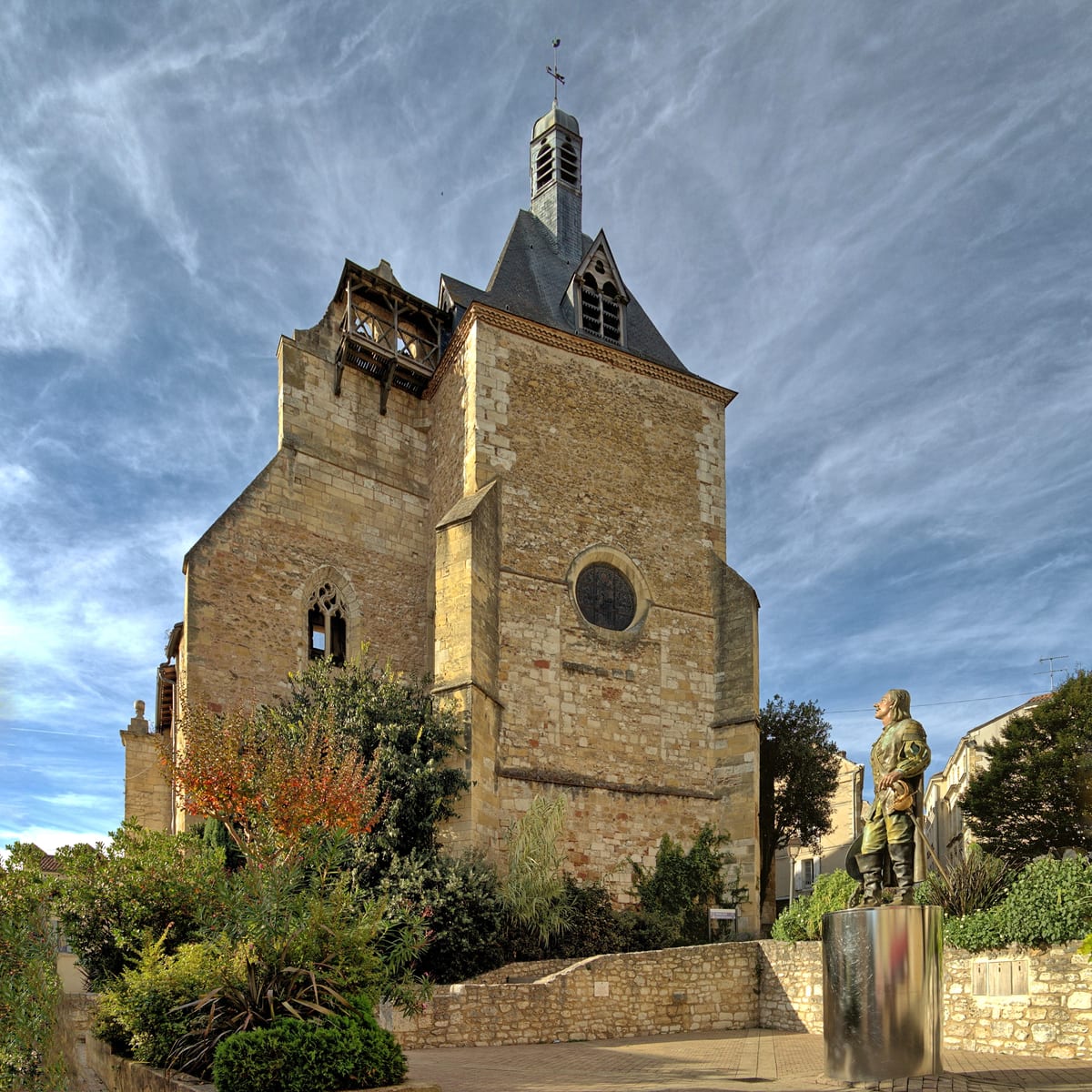 Église Saint-Jacques et statue de Cyrano de Bergerac