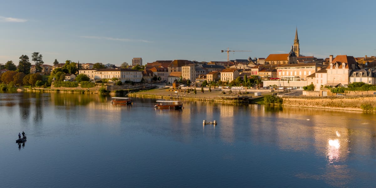 Vue de la Dordogne et du centre-ville de Bergerac en fin d’après-midi